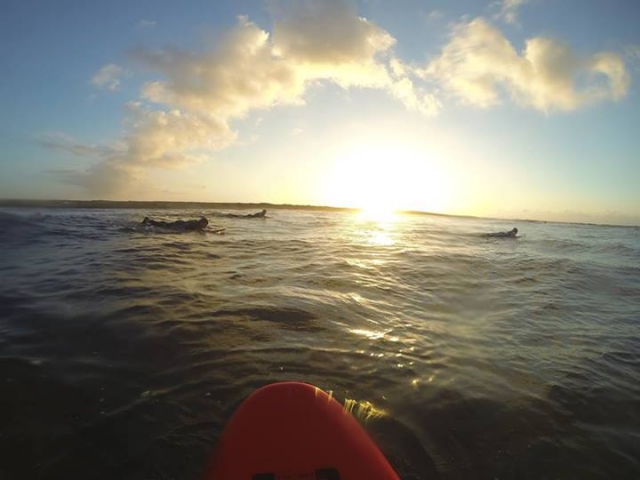  带着冲浪板出去的美妙一天